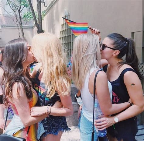 Lésbicas se Beijando: Amigas em Festa 